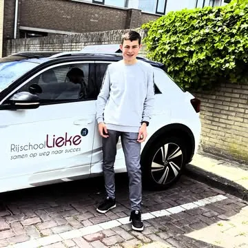 Leerling staat naast de lesauto van Rijschool Lieke